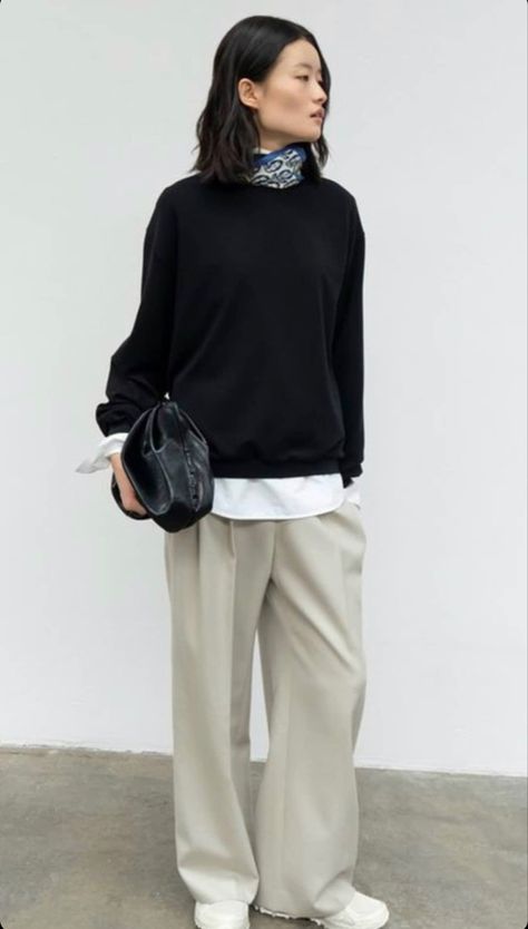 Japanese Minimalism Fashion, Tokyo Winter Outfit, Minimalist Fashion Winter, Japanese Minimalist Fashion, Khaki Pants Outfit, Wfh Outfits, Normcore Fashion, Japanese Minimalist, Minimal Outfit