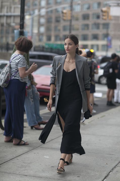 Street Style on Day 3 of NYFW Proves White Works After Labor Day: Elle's Maria Duenas Jacobs Block Heels Outfit, New York Fashion Week Street Style, Maxi Dress Outfit, Blazer Outfit, Slip Dresses, Summer Work Outfits, Fall Outfits For Work, Oversized Blazer, Breasted Blazer