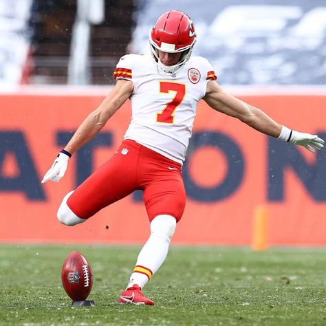 Harrison Butker on Instagram: “Snow game! Great team win in Denver! ❄️🙌” Harrison Butker Chiefs, Red Kingdom, Wwe Girls, Kc Chiefs, Great Team, Nfl Teams, Kansas City Chiefs, American Football, Football Helmets