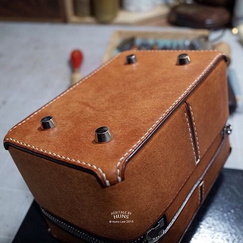 헌즈 Huns on Instagram: “Leather case. Bottom. Heritage by Huns 2015.” Handmade Leather Bag Pattern, Handmade Leather Work, Leather Front Pocket Wallet, Leather Bag Pattern, Walking Bag, Bespoke Shoes, Leather Workshop, Leather Travel Bag, Vintage Leather Bag