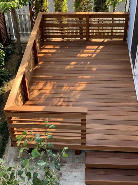 Balcony Wooden Fence, Balcony Front Design, Deck Ideas For Small Backyards, Balcony Decking, Horizontal Deck Railing, Ideas For Small Backyards, Backyard Deck Ideas, Small Backyard Decks, Porch Railing Designs