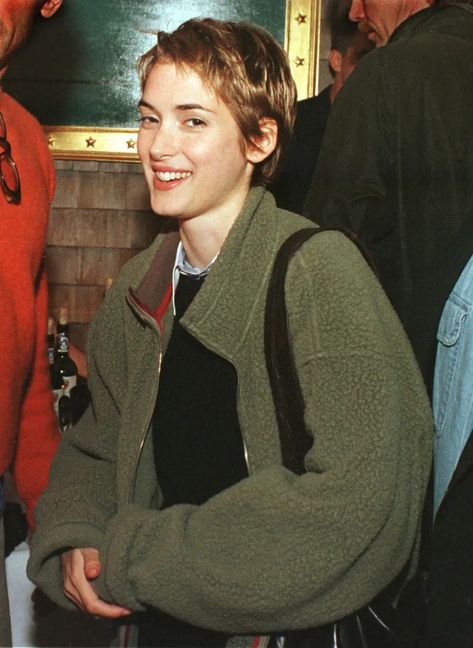 Winona Ryder Short Hair, Fleece Outfit Women, Short Hair Pixie, Winona Forever, Patagonia Retro, Patagonia Outfit, Fleece Outfit, Boat Tote, Pullovers Outfit