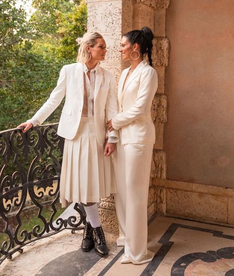 Lesbian Wedding Outfits, Future Soulmate, Lesbian Wedding Photography, Gay Outfits, Dinner With Family, Ali Krieger, Ashlyn Harris, Women Soccer, Gay Aesthetic