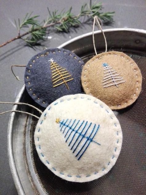 Felt Crafts Christmas, Felt Christmas Decorations, Handmade Christmas Crafts, Felt Christmas Tree, Fabric Ornaments, 자수 디자인, Felt Christmas Ornaments, Fabric Christmas Ornaments, Christmas Ornament Crafts