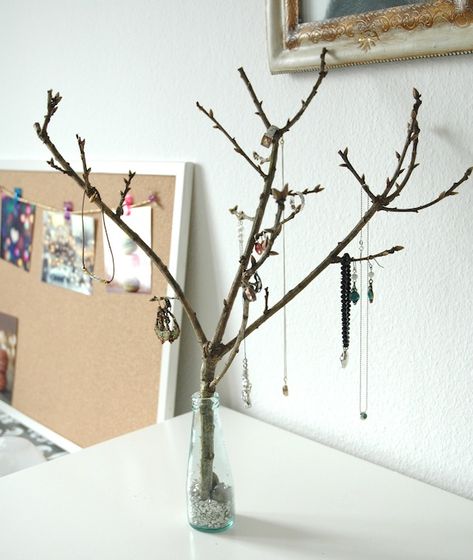 Diy Painting Stand, Diy Earring Tree, Jewellery Stand Diy, Diy Jewelry Holder Stand, Diy Jewelry Holder Stand Dollar Tree, Jewelry Stand Diy, Diy Jewelry Tree, Ways To Store Jewelry, Jewelry Display Ideas Diy Tree Branches