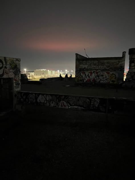 Graffiti At Night, Abondened Place Aesthetic, Grunge Places, Grudge Wallpapers, Urbex Aesthetic, Graffiti Places, Edge Of A Building, Abandoned Places Aesthetic, Abandoned Aesthetic