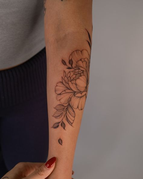 By IG @lorietattoos  Los Angeles tattoo artist DM Instagram to book  #tattoosforwomen #tattooidea #armtattoo #tattooinspiration #finelinetattoo #finelinetattoodesign #finelineartist   Floral fineline tattoo for women. Dainty forearm tattoo. Peony tattoo. Tattoo ideas. Tattoo design with flower. Flower tattoo for women. Dainty Forearm Tattoo, Tattoo Peony, Forearm Tattoo Ideas, Los Angeles Tattoo, Peony Tattoo, Fineline Tattoo, Floral Tattoos, Peonies Tattoo, Fine Line Tattoos