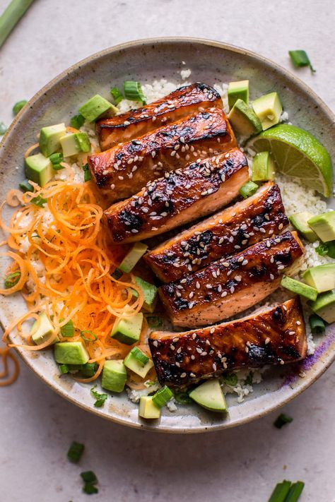 This glazed hoisin and sesame salmon bowl is a delicious low-carb meal idea, served on a bed of cauliflower rice. Hoisin Salmon, Sesame Salmon, Honey Chipotle Chicken, Salt Lavender, Broiled Salmon, Salmon Bowl, Veggie Bowl, Hoisin Sauce, Low Carb Yum