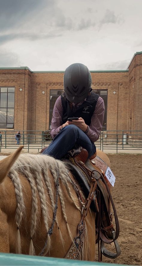 Western Riding Helmets, Mane Braids, Horse Mane Braids, Western Horses, Cowgirl Stuff, Dream Horse Barns, Horse Mane, Dream Horse, Rodeo Life