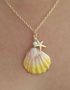 Diy Jewelry With Shells, Sunrise Shell Jewelry, Pearl Shell Necklace, How To Make Shell Necklace, Diy Seashell Necklace, Sea Shell Jewelry Diy, Things To Do With Shells, Jewelry With Shells, Diy Shell Jewelry