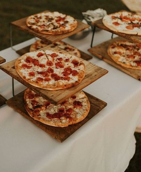 a rustic pizza bar with pizzas on wooden stands is a very simple and cute idea Rustic Pizza, Wedding Food Bars, Pizza Wedding, Pizza Buffet, Pizza Bar, Food Bar, Reception Food, Pizza Food, Food Stations