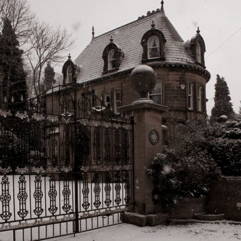 aesthetic . brown aesthetic . dark academia . edited Dark Academia Mansion, Dark Academia House, Manor Aesthetic, Academia House, Dark Academia Home, Brown House, 다크 판타지, Gothic Aesthetic, Dark Academia Aesthetic