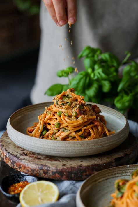 Creamy Pasta Photography, Pasta Lifestyle Photography, Harissa Pasta, Pasta Photography, Food Lifestyle Photography, 15 Min Meals, Italian Photography, Food Photography Composition, Cooking Cream