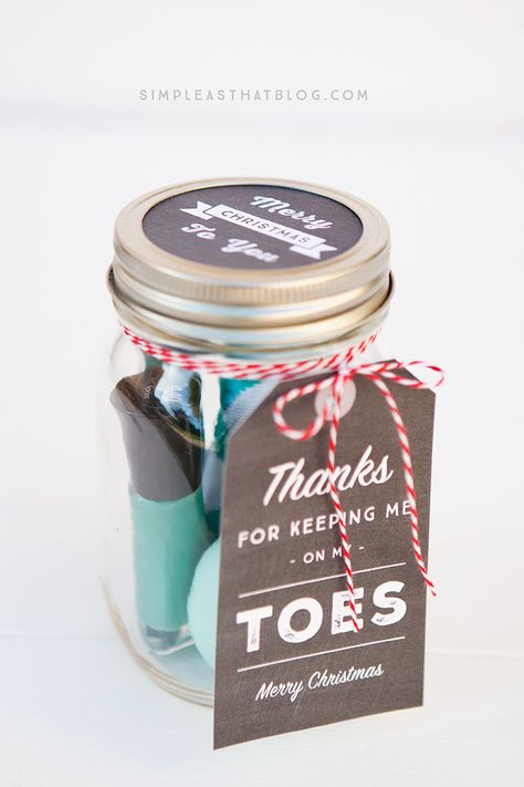 These little pampering jars include a nail file, nail clippers, a cute pair of socks and a bottle of nail polish. Teacher Diy, Diy Gifts In A Jar, Jar Printable, Mason Jar Gifts Diy, Diy Teacher Christmas Gifts, Mint Christmas, Teacher Gift Baskets, Dance Teacher Gifts, Christmas Tags Printable