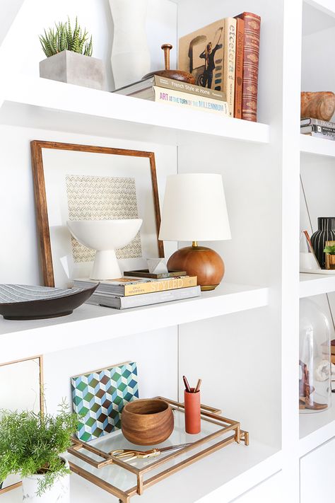 3 Steps to Styling Your Bookcase_Emily Henderson_midcentury_bookshelf_modern_blue_white_books_detail 1 Midcentury Bookshelf, Shelves With Books, Styling Bookshelves, Creative Bookshelves, Styling Shelves, Shelf Cabinet, Bookcase Styling, Bookshelf Styling, Living Room Shelves