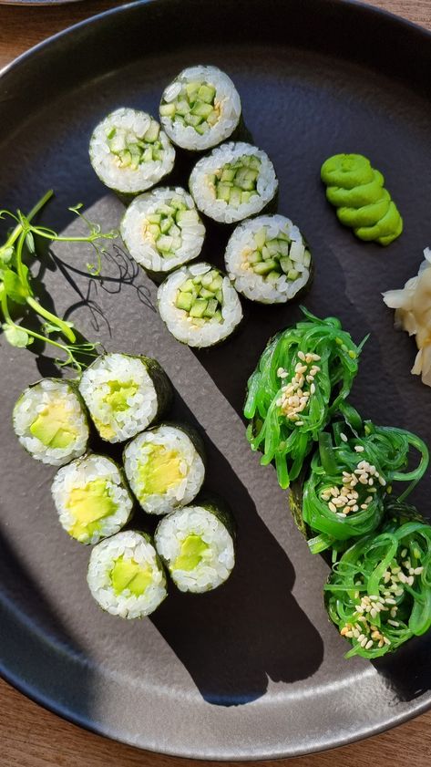 Vegan Sushi Aesthetic, Sushi Rolls Aesthetic, Vegetable Sushi, Inari Sushi, Tempura Sushi, Sushi Vegan, Veg Meals, Vegan Japanese, Sashimi Sushi