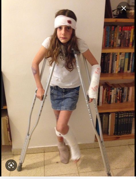 Costumes With Crutches, Halloween Costumes With Crutches, Hallowed Costumes, Halloween Mobile, Doctor Halloween Costume, Doctor Halloween, Halloween Infantil, Leg Cast, Doctor Costume