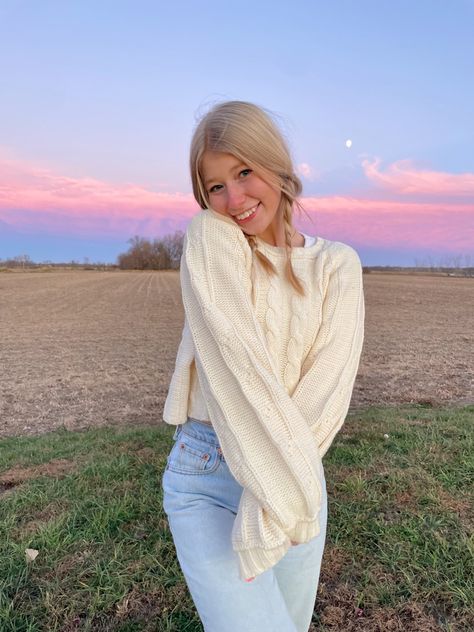 a fall outfit at sunset in minnesota Cute Sweater And Jeans Outfits, Cold Weather Instagram Pictures, Sweater Photoshoot Picture Ideas, Lightwash Jean Outfits, Minnesota Outfits, Light Pink Sweater Outfit, Senior Picture Outfits Fall, Sweater Poses, Sweater Photoshoot