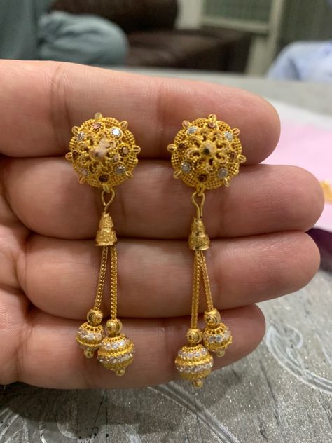 Fancy Earrings Unique, Gold Fancy Earrings, Small Earrings Gold, Pearl Earrings Designs, Wedding Jewellery Designs, Tikka Jewelry, Unique Gold Jewelry Designs, Bridal Jewelry Sets Brides, Bride Jewelry Set