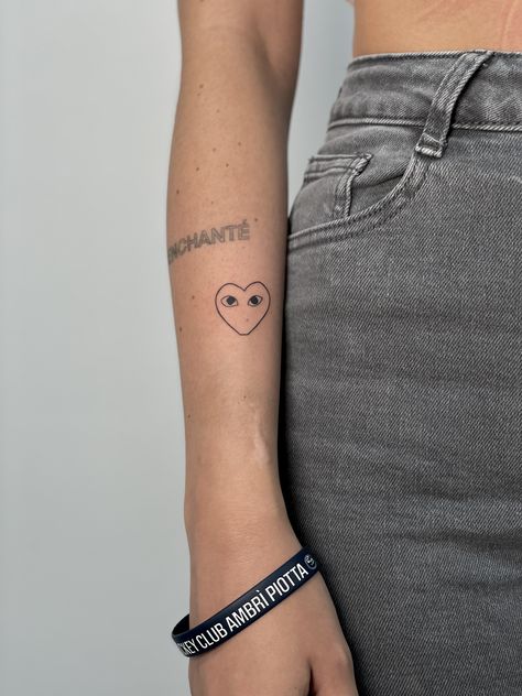 Comme des Garçons heart linework tattoo; check more work on IG: @veintidos.studio Cdg Heart Tattoo, Comme Des Garcons Tattoo, Cdg Tattoo, Come Des Garcons, Cdg Heart, Comme Des Garcons Heart, Spanish Tattoos, Linework Tattoo, Fineline Tattoo