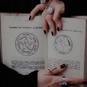 Rowena Macleod, Ninth House, Yennefer Of Vengerberg, Sabrina Spellman, Tv Supernatural, Leigh Bardugo, Witch Aesthetic, Cassandra Clare, Character Aesthetic