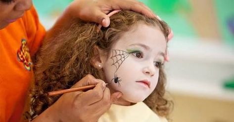 mais-de-50-inspiracoes-para-pintura-facial-em-criancas_make-halloween-bruxa-teia-aranha Kids Witch Makeup, Witch Face Paint, Doll Makeup Halloween, Halloween Makeup For Kids, Cat Halloween Makeup, Vampire Bride, Zombie Walk, Witch Makeup, Simple Face