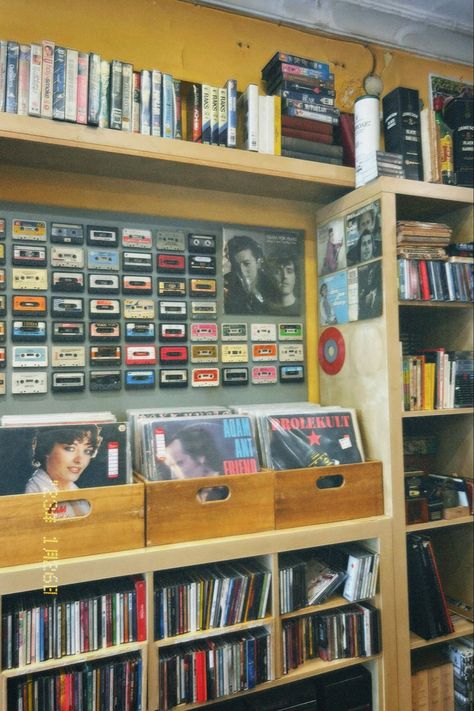 Japanese Record Store, Vintage Record Shop, Horror Bedroom, Vintage Record Store, Music Room Design, Record Crafts, Vinyl Record Store, Vinyl Vintage, Physical Media