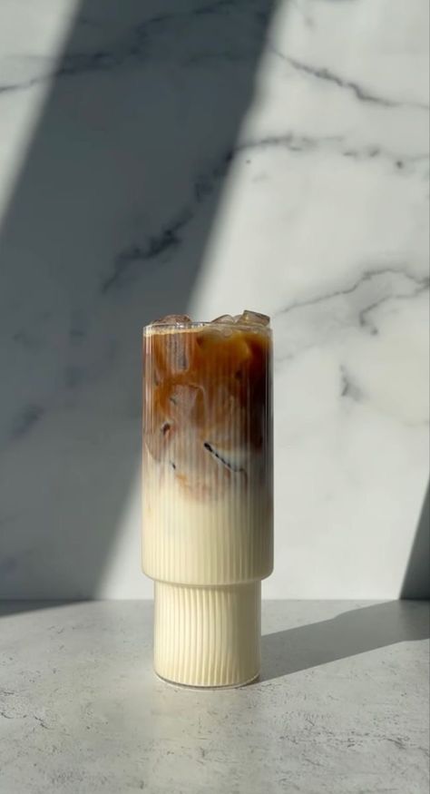 Kaffee Aesthetic, Coffee Latte Aesthetic, Ice Coffee Aesthetic, Iced Coffee Mug, Iced Coffee Aesthetic, Ice Coffee Cup, Iced Coffee Cups, Whiskey Cocktail, Coffee Glasses