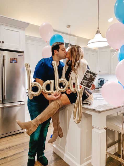 Balloon Pregnancy Announcement, Pregnancy Announcement Balloons, 10 Weeks Pregnant, Cute Maternity Style, Ivf Pregnancy, Twins Announcement, Fun Pregnancy Announcement, Rock A Bye Baby, Cute Pregnancy Announcement