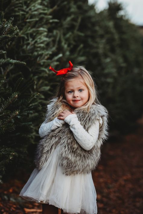 Outdoor Kids Christmas Pictures, Simple Family Christmas Photos, Christmas Outfits For Family Pictures At Tree Farm, Christmas Pictures Tree Farm, Christmas Tree Photoshoot Family Outfit, Christmas Photo Session Outfits, Outside Christmas Photoshoot Ideas, Tree Farm Session, Toddler Christmas Pictures Outdoor