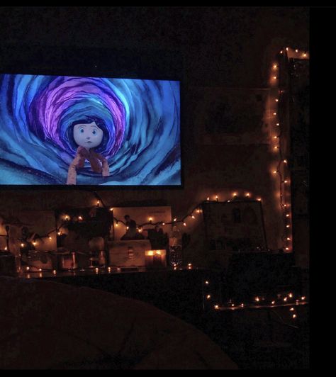 Cozy Horror Movie Night, Bedroom Movie Night Aesthetic, Aesthetic Halloween Activities, Spooky Sleepover Aesthetic, Aesthetic Halloween Movie Night, Projector Movie Night Fall, Coraline Date Night, Autumn Movie Night Aesthetic, Watching Fall Movie Aesthetic