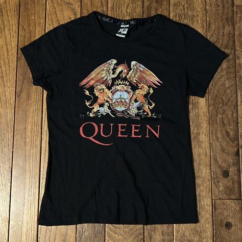 Queen Crest T Shirt Ladies’/Junior’s Size Medium 16” Wide Pit To Pit & 23” Long From Back Collar To Bottom Soft, Made Of 100% Cotton Feminine, Slim Fit Nwot, Never Worn Or Washed Instant Fave! Camisa Rock, Queen Tshirt, Queen Shirts, One By One, T Shirt And Shorts, Direct To Garment Printer, Online Clothing Stores, Outfits Casuales, The Queen