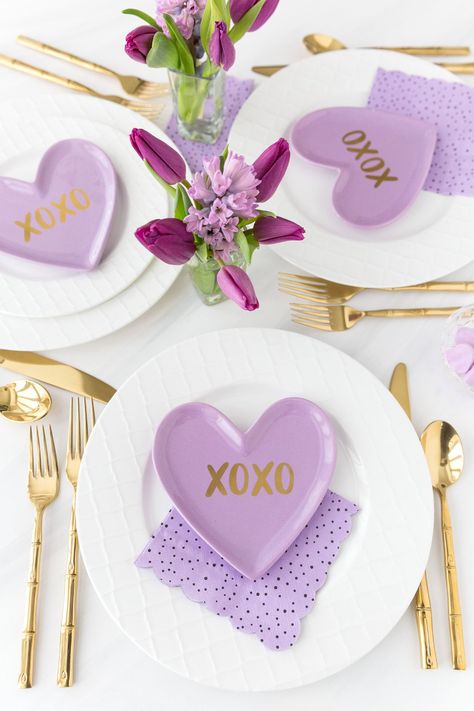 Valentines Day Tablescapes, Valentine Tablescape, Purple Valentine, Valentine Table Decorations, Valentinstag Party, Galentines Party, Tablescape Ideas, Valentine's Day Quotes, Valentine Ideas