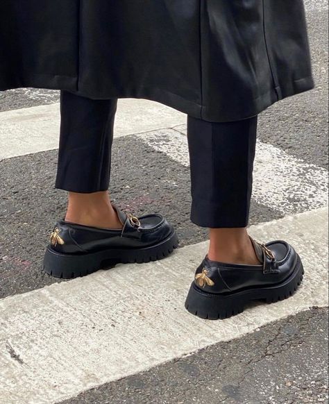 Loafer Outfits, Williamsburg Bridge, Chunky Loafers, Shoe Inspo, Looks Street Style, Aesthetic Shoes, Fashion Weeks, Dream Shoes, Shoe Obsession