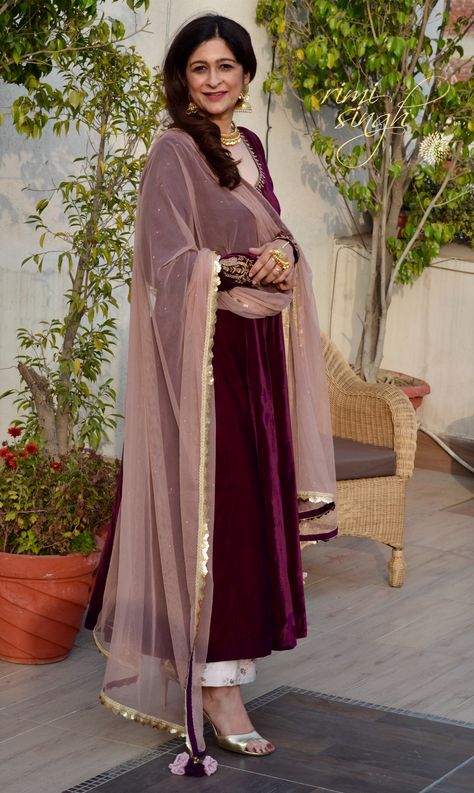 Violet Kurti Combination, Wine Colour Suit For Women, Wine Colour Combination Dress, Wine Colour Combination, Wine Velvet Suit, Velvet Suits Women Indian, Velvet Pakistani Dress, Purple Dupatta, Velvet Suit Design