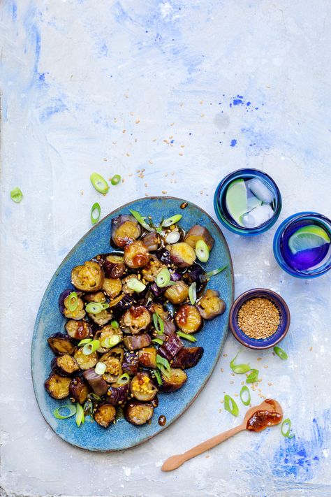 Pour changer de la classique ratatouille en accompagnement, testez notre recette originale et gourmande d'aubergines fondantes à la japonaise, au miso et gingembre ! Le saviez-vous ? Le miso blanc est une pâte de soja fermenté, il est très doux et se délaye dans les sauces, auxquelles il donne une note sucrée-salée. Sauce, Ethnic Recipes