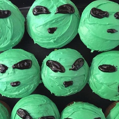 Xfiles Theme Party, Alien Desserts, Alien Treats, Alien Festival, Alien Food, Luna Hale, Alien Cupcakes, Alien Birthday Party, Alien Cake