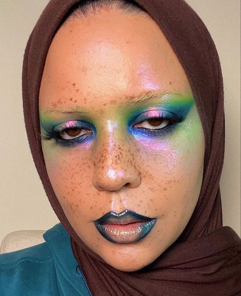 Oil Spill Makeup, Easy Alien Makeup, Eclectic Makeup, Purple And Green Makeup, Weird Makeup Looks, Cool Makeup Looks Creative, New Wave Makeup, Maximalist Makeup, Eccentric Makeup