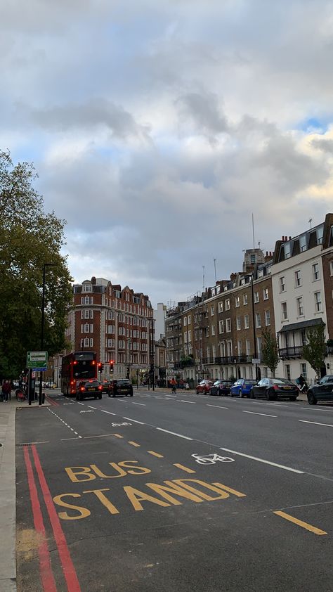 England Street, Night Rides Snapchat, England Aesthetic, London Vibes, London Dreams, New York City Photos, London Aesthetic, London Pictures, Nyc Aesthetic