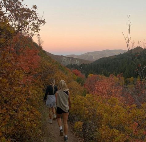 Fall Camp Aesthetic, Fall Hike Photoshoot, Fall Mountain Pictures, Hiking Aesthetic Fall, Fall Hiking Aesthetic, Best Friend Vibes, Friend Vibes, Hiking Fall, Fall Hike