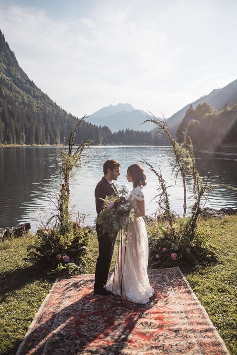 Mountain Wedding Ideas, Boho Wedding Ceremony, Wedding Ceremony Ideas, Stil Boho, Whimsical Wonderland Weddings, French Alps, Wedding Boho, Lake Wedding, Flower Backdrop