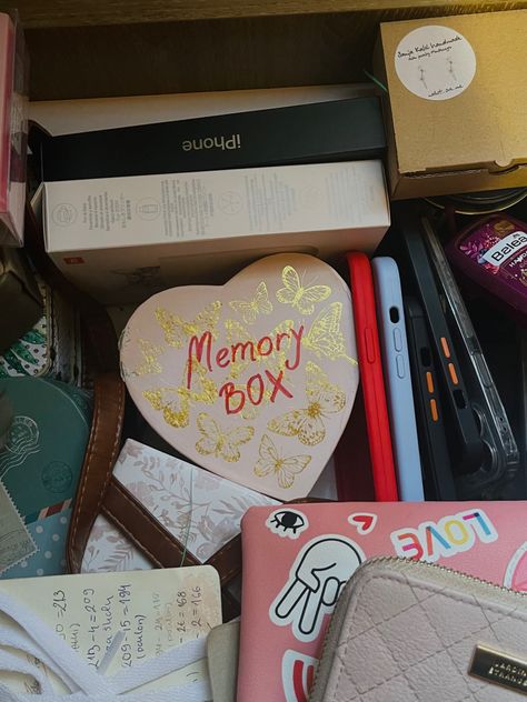 Box Of Memories Aesthetic, Memory Box Aesthetic, Memory Box Ideas Diy, Memories Box Diy, Memory Box Gift, Memories Box, Memory Boxes, Memory Scrapbook, Diy Box