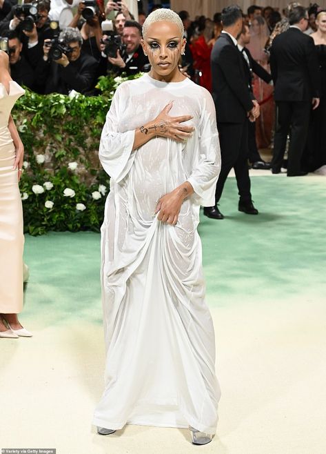 Doja Cat made the very confusing decision to turn up to the Met Gala in a long white T-shirt that was soaking wet and completely see-through - leaving her forced to cover her chest with her arm Jessica Serfaty, Rihanna Dress, Long White T Shirt, Pale Makeup, Gala Themes, Corset Gown, Soaking Wet, Rare Fashion, Wet T Shirt