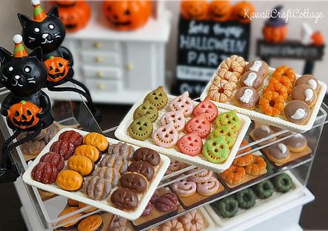 Halloween Pastries, Dollhouse Themes, Halloween Bakery, Mini Verse, Food Dolls, Barbie Things, Clay Halloween, Dollhouse Halloween, Miniature Halloween