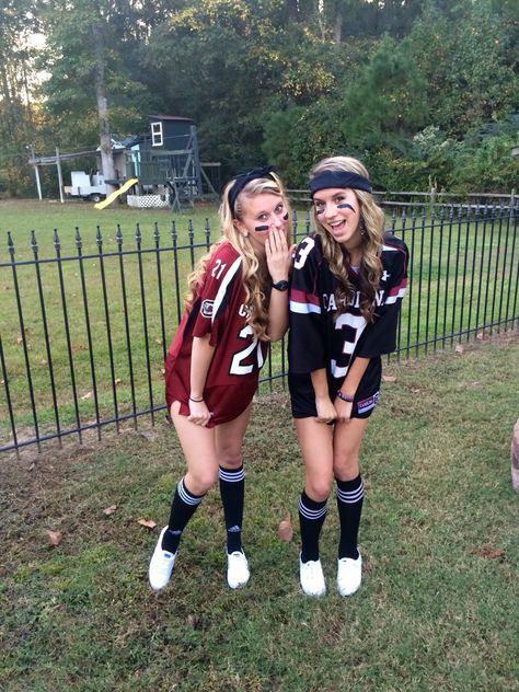 Cute Halloween costume! Black spandex shorts, any type of jersey, athletic socks, and Keds. Sport Day Outfit, Athlete Costume, Football Halloween Costume, Meme Costume, Carnaval Outfit, Spirit Week Outfits, Cute Group Halloween Costumes, Halloween Costumes For Teens Girls, Bff Halloween Costumes