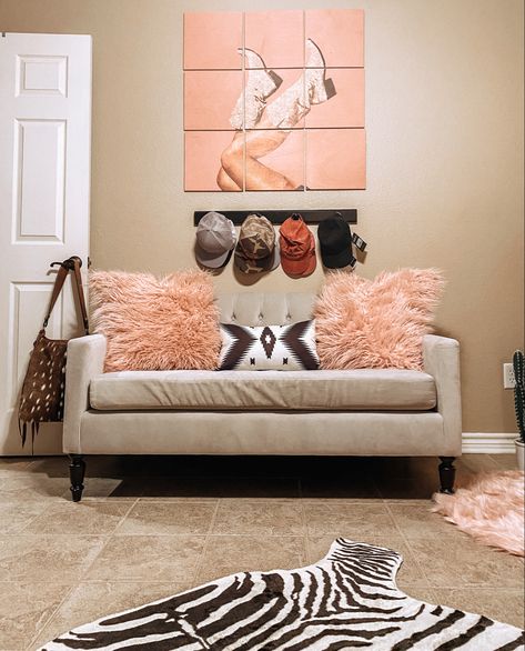 Pink Western Living Room, Nashville Inspired Bedroom, Western Pink Bedroom, Pink Western Home Decor, Western Girly Decor, Pink Country Aesthetic Room, Boho Cowgirl Style Western Chic Bedroom, Pink Western Decor, Cowgirl Chic Decor