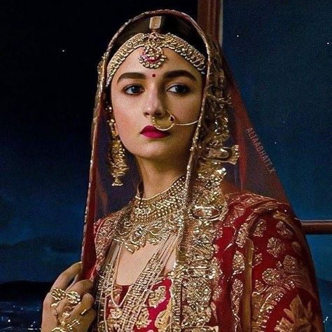 Red saree with beautiful well decorated jewellery ..it's so comfy to wear ❤️ Alia Bhatt In Kalank, Kalank Alia Bhatt, Alia Bhatt Kalank, Asha Bhat, Aliya Bhatt, Bridal Mehndi Dresses, Phulkari Embroidery, Sms Language, Bollywood Bridal