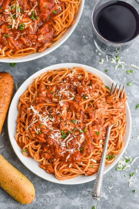 This Chicken Spaghetti Recipe is a delicious red sauce, complimented perfectly with chicken and served over spaghetti - a family favorite! Chicken Spaghetti With Marinara Sauce, Chicken Spaghetti With Red Sauce, Chicken Spaghetti Marinara, Chicken Pasta With Red Sauce, Chicken Spaghetti Recipe Red Sauce, Chicken Spaghetti Sauce, Ground Chicken Spaghetti, Red Sauce Spaghetti, Chicken With Spaghetti Sauce