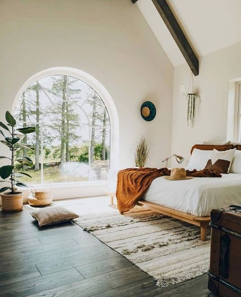 Arched Bedroom, Bright Boho, Boho Chic Bedroom, Dekorasi Kamar Tidur, Stil Boho, Arched Windows, Design Del Prodotto, Bedroom Boho, Master Bedrooms Decor