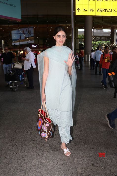 Ananya Panday Spotted At Airport In Mumbai Arrival #AnanyaPanday #Airport #Mumbai Desi Airport Look, Ananya Pandey Aesthetic, Ananya Pandey Airport Look, Airport Outfit Bollywood Actress, Ananya Pandey Outfits Indian, Indian Airport Look, Ananya Pandey Outfits, Kurti Styles, Patiala Suit Designs